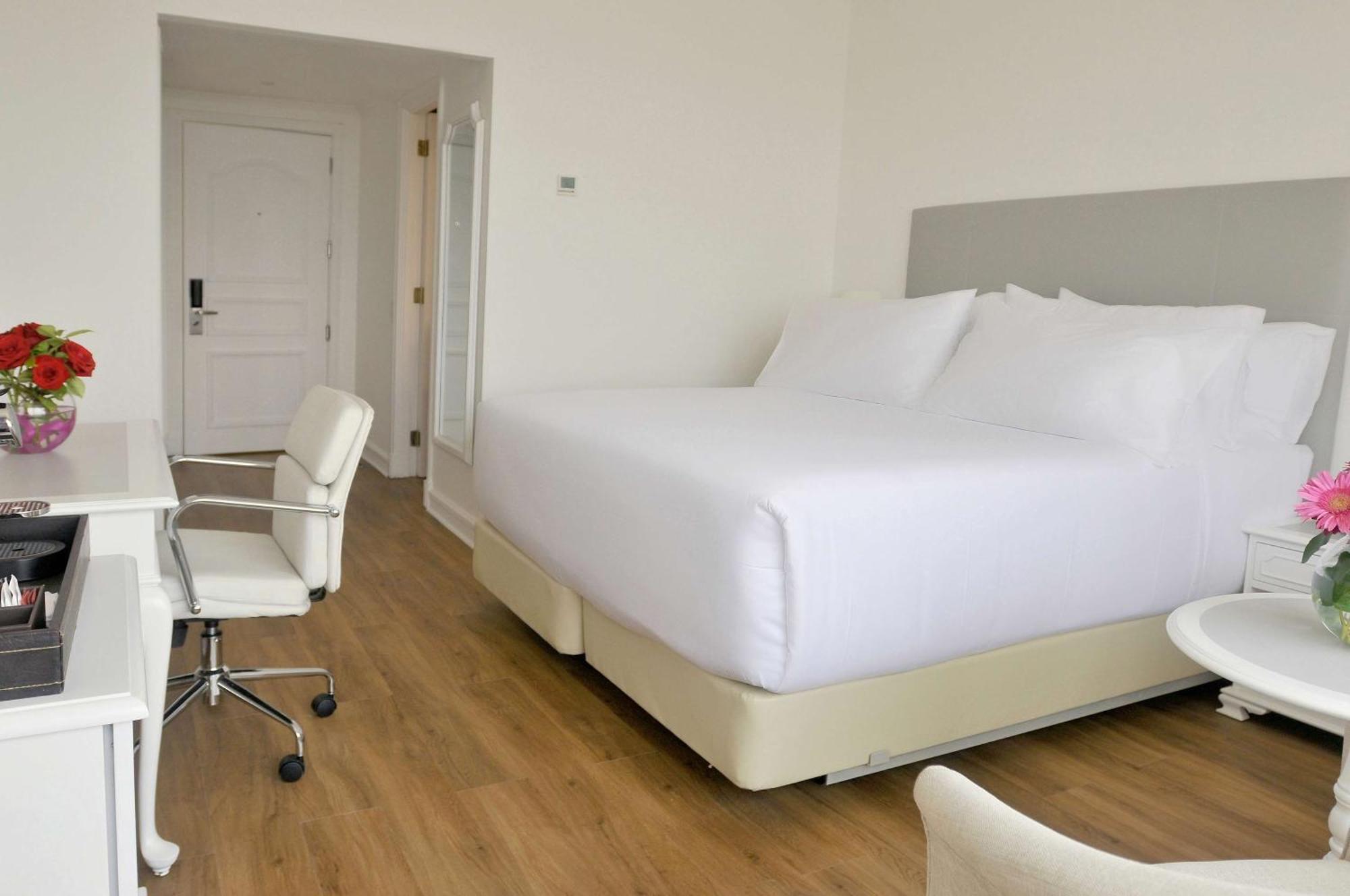 Nh Collection Plaza Santiago Ξενοδοχείο Εξωτερικό φωτογραφία A room at the hotel