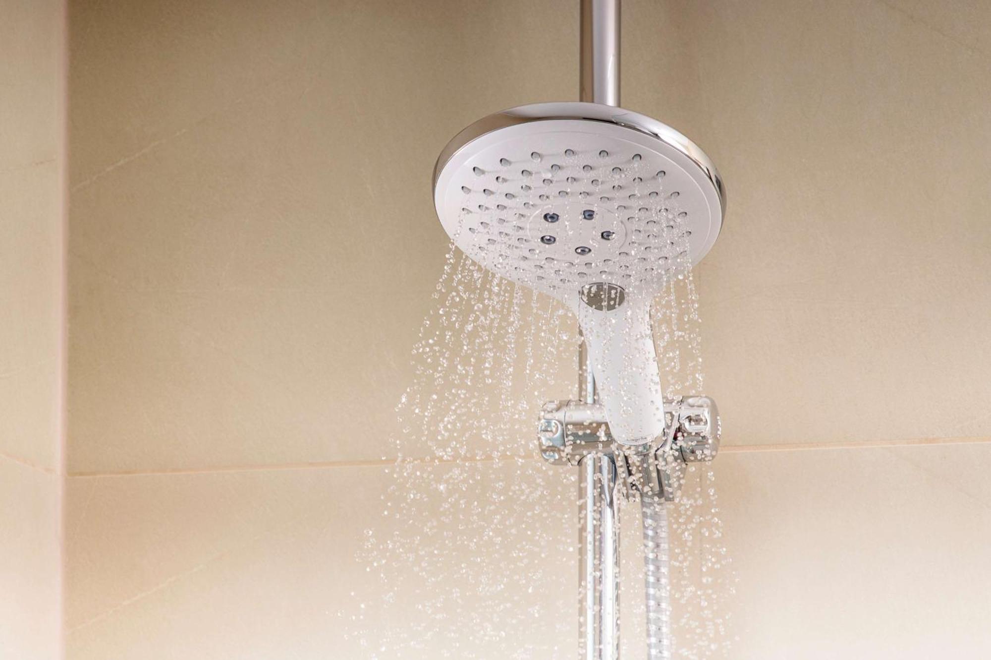 Nh Collection Plaza Santiago Ξενοδοχείο Εξωτερικό φωτογραφία A shower in operation