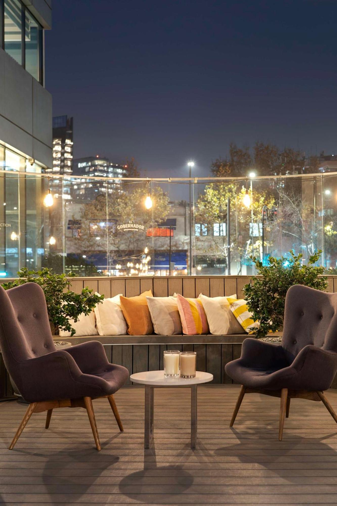 Nh Collection Plaza Santiago Ξενοδοχείο Εξωτερικό φωτογραφία The balcony of a penthouse apartment