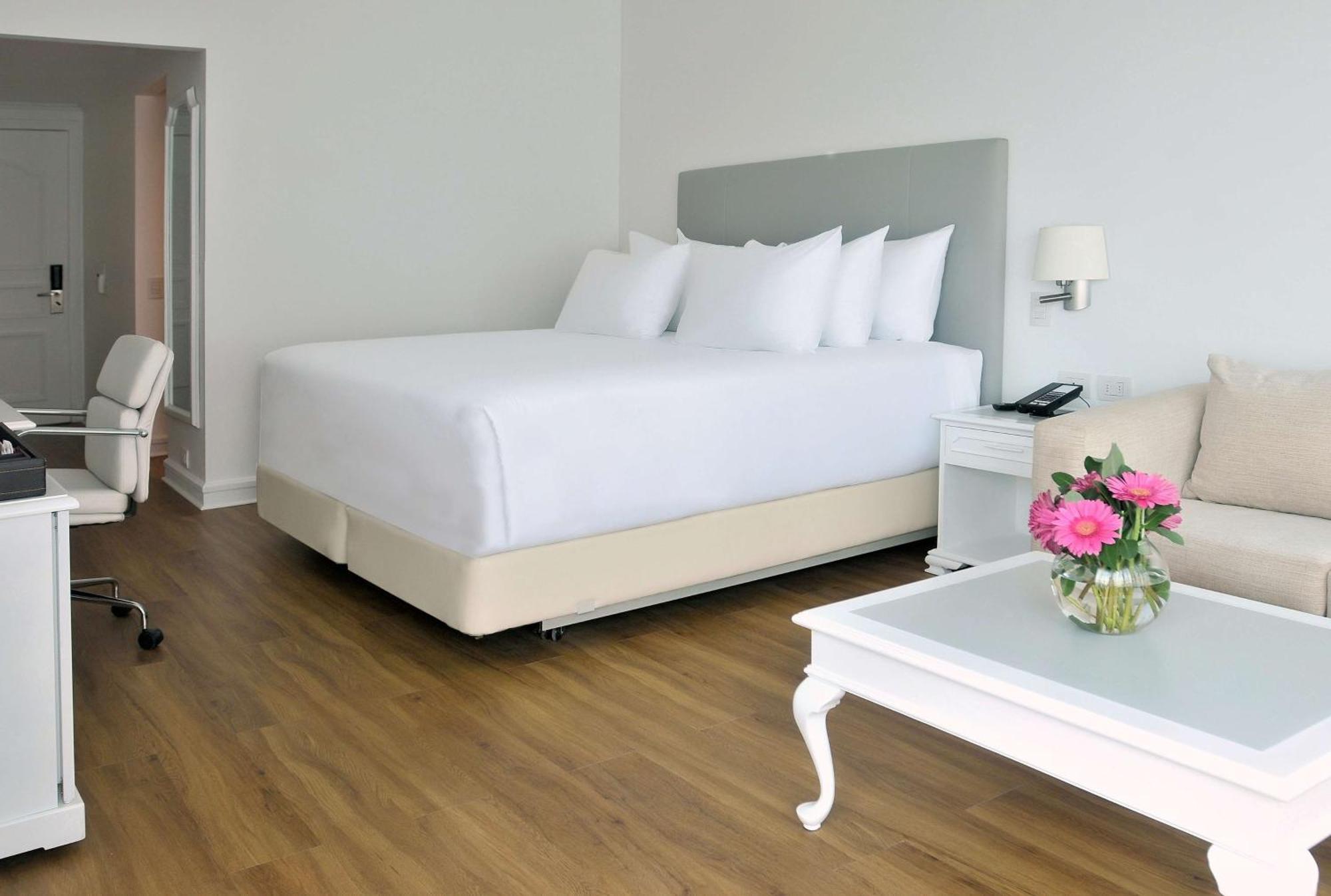 Nh Collection Plaza Santiago Ξενοδοχείο Εξωτερικό φωτογραφία A room at the hotel